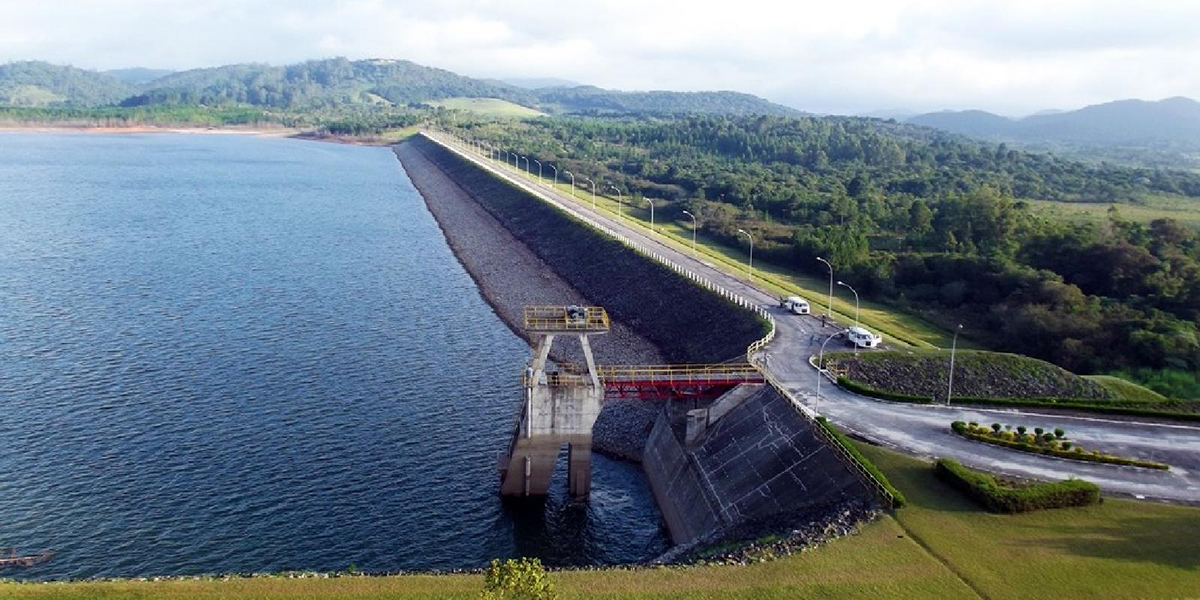 Vista aérea de Salesópolis e represa